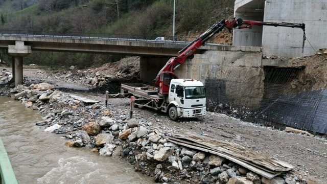 HES kapakları açıldı iki işçi sel sularına kapıldı