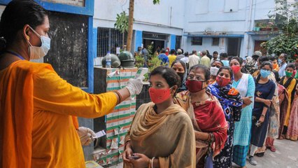 Télécharger la video: Bengal: Political meaning of Long queues of women in voting?