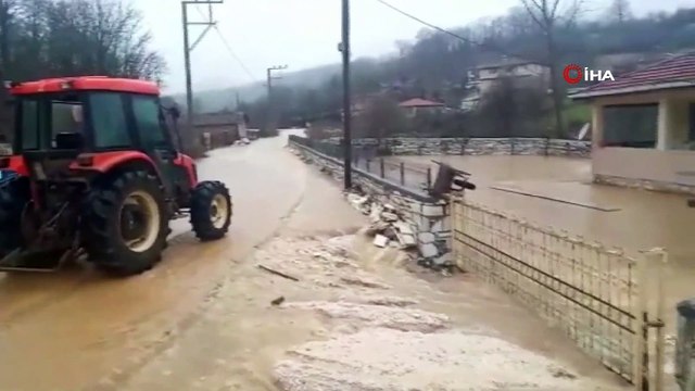 Sel Sularıyla Gelen Taşlar Köyün Ulaşım Yolunu Kapattı