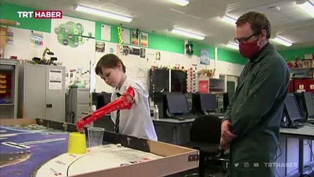 Öğrencisine üç boyutlu yazıcı ile biyonik kol üretti