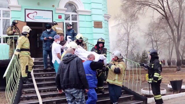 Cirujanos rusos operan en medio de un incendio