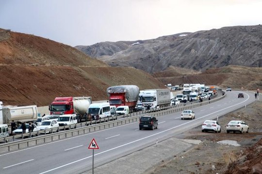 Devrilen vinç yüklü çekici karayolunu trafiğe kapattı, 4 kilometrelik kuyruk oluştu