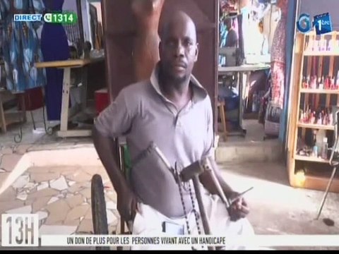 RTG/ Don de produits de premières nécessités du Ministre de la Communication aux personnes vivant avec un handicape