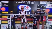Un pilote de moto GP asperge du champagne sous la jupe d’une hôtesse sur le podium