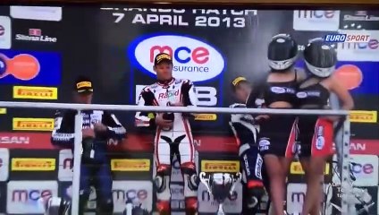 Descargar video: Un pilote de moto GP asperge du champagne sous la jupe d’une hôtesse sur le podium