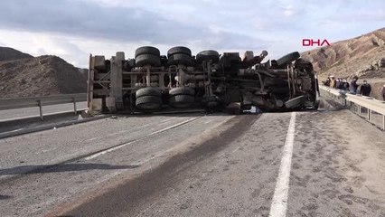 SİVAS Sivas'ta vinç devrildi, karayolunda 3 kilometrelik araç kuyruğu oluştu