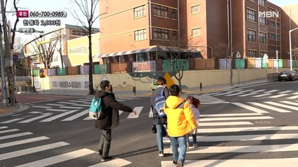 아이들과 함께 등교하는 엄마