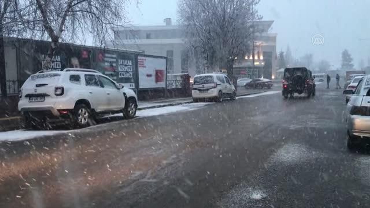 Ardahan, nisan ayında yağan karla beyaza büründü