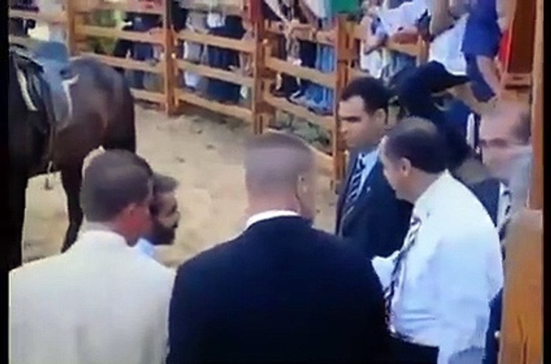 Presidenti turk Erdogan, nuk arrin të qëndrojë as një minutë