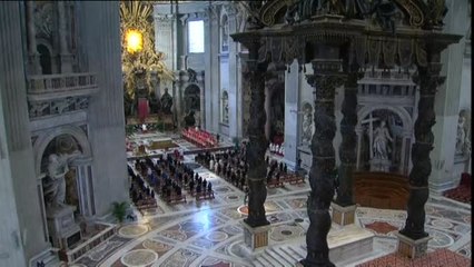 Download Video: El papa preside la celebración de la Pasión en la Basílica de San Pedro