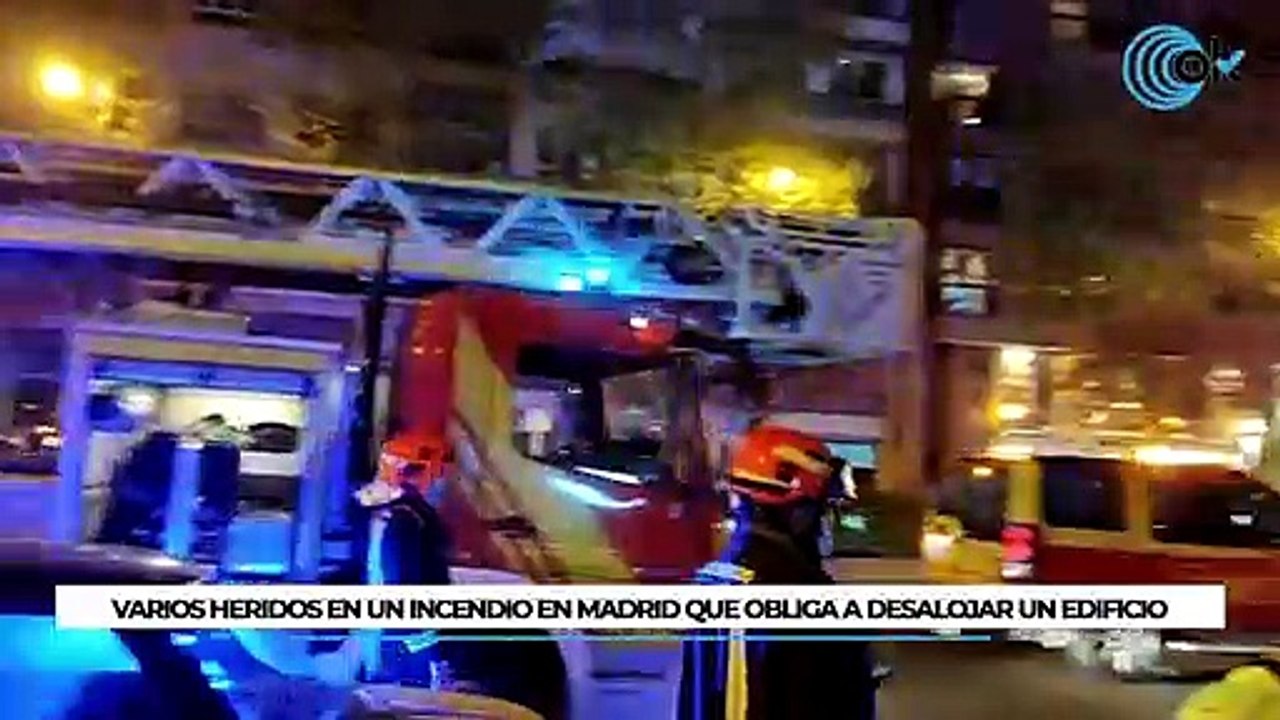 Varios heridos en un incendio en Madrid que obliga a desalojar un edificio.