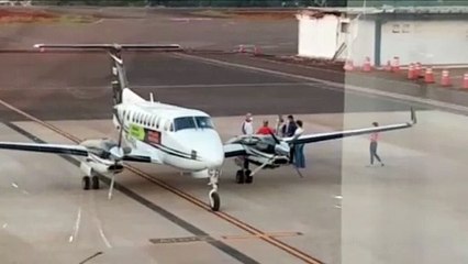 Download Video: Avião com novas doses da vacina contra a Covid-19 chega ao aeroporto de Cascavel