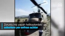 Zorunlu iniş yapan helikopterdeki askerlere yer sofrası açtılar