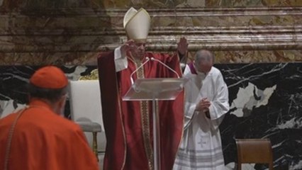 El papa preside el vía crucis en una plaza vaticana desierta