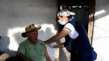 Una enfermera atraviesa ríos para vacunar adultos mayores contra el covid