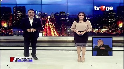 Mobil Terguling Usai Tabrak Separator Bus Transjakarta