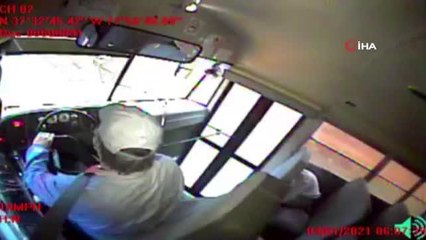 - Öğrenci servisine çarpan geyik, uyuyan öğrencinin üzerine düştü