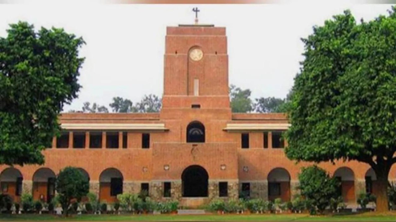 13 students, 2 staff members of DU College Corona Positive