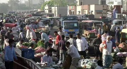 यूपी-दिल्ली के इन 2 शहरों की सब्जी मंडियों में भारी भीड़, नए कोरोना मरीज मिलने में तेजी आई