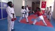 Son dakika haberleri! Muş'ta kız çocuklarına karateyi sevdirdi; sporcuların yüzde 70'i kız