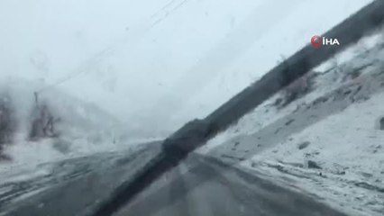 Baharı bekleyen Şırnak'ta kar yağışı etkili oluyor