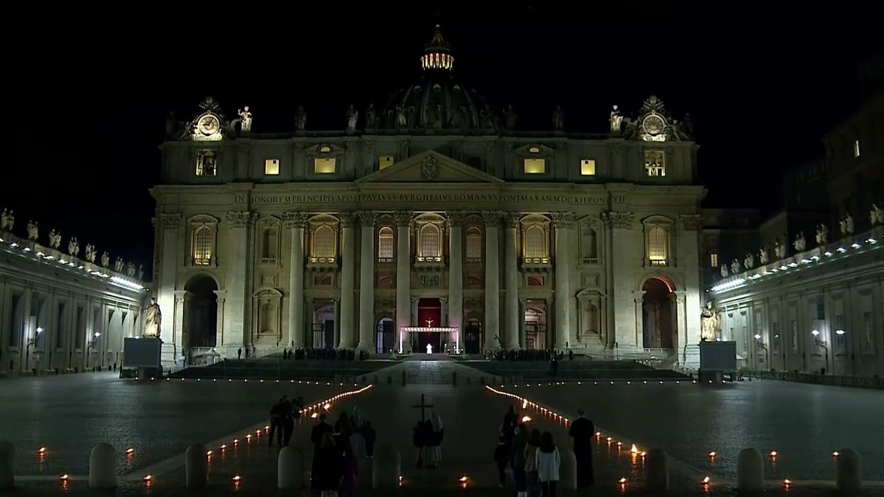 Papst begeht Kreuzwegprozession auf fast menschenleerem Petersplatz