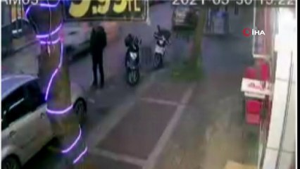 Saniyeler içerisinde paket servis motosikletini çalan hırsız güvenlik kameralarına yakalandı