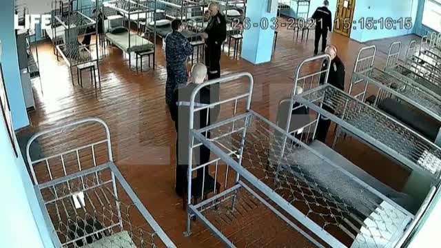 La televisión rusa difunde imágenes de Navalni en prisión y asegura que está perfectamente