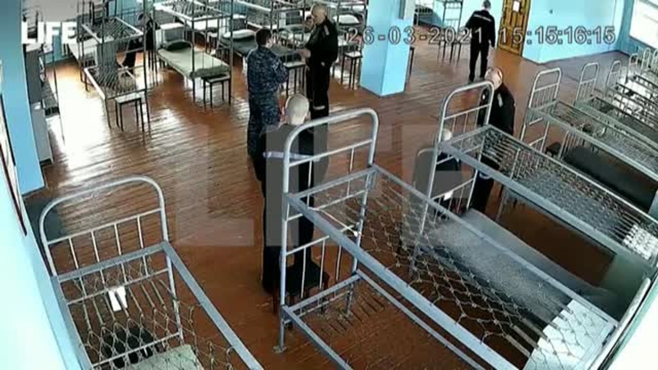 La televisión rusa difunde imágenes de Navalni en prisión y asegura que está perfectamente