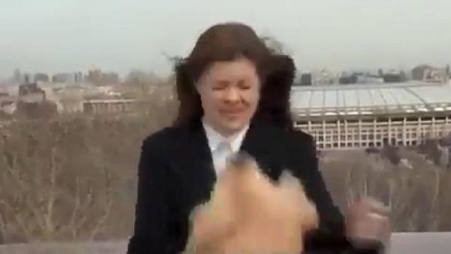 Muhabir, canlı yayın sırasında mikrofonunu kapıp kaçan köpeği kovaladı