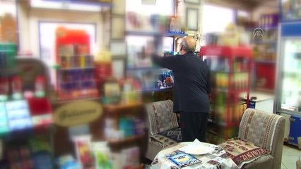 Kitapsever bakkal, müşterileri için dükkanında "mini kütüphane" oluşturdu