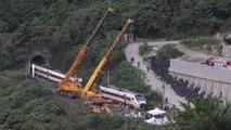 Varias grúas comienzan a mover los restos del tren siniestrado en Taiwán