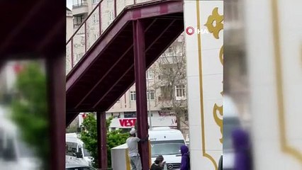 Tırmandığı üst geçitte yaptığı akrobasi hareketleriyle korkuya neden oldu