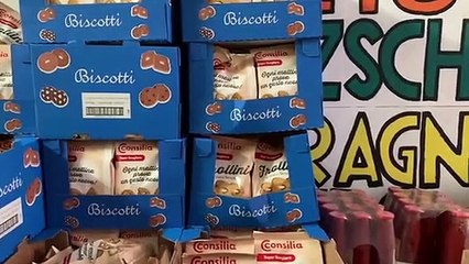 In coda per i pacchi spesa di Casapound: "Politica non c'entra, siamo disperati"