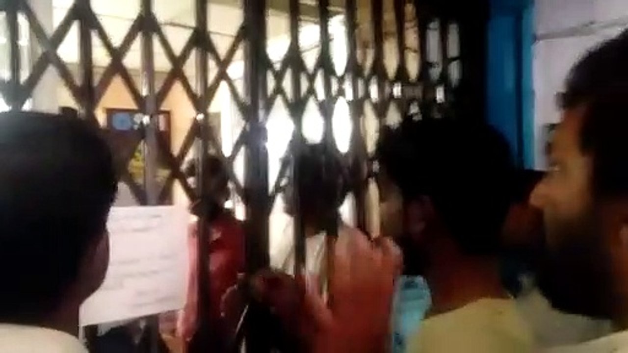 भारतीय स्टेट बैंक पलिया कला में पत्रकारों के साथ की गई बदसलूकी