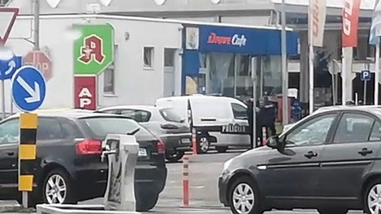 Dva policajca , jedan migrant