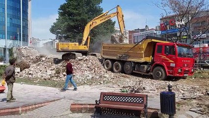 İzmit’in sembolü olan Tarihi Tekel Binası yıkıldı