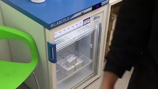 Per l'agenzia britannica del farmaco il vaccino di AstraZeneca ha più benefici che rischi