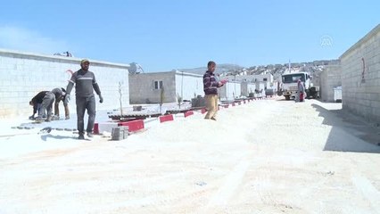 Türk Kızılay, İdlib'de inşasını tamamladığı briket evlere aileleri yerleştiriyor