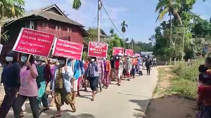 متظاهرون ينظمون مسيرات ضد الانقلاب في بورما