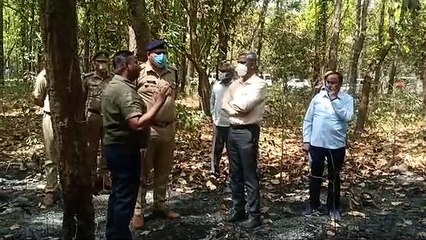 डी एम शैलेंद्र कुमार और एस पी विजय ढुल ने मैलानी के जंगल में बीते दिनों लगी आग की जगह का जायजा लिया