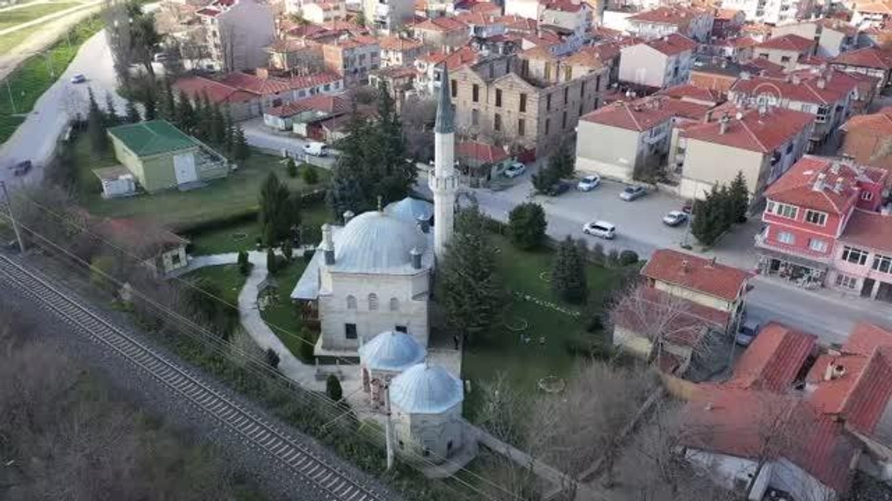 Çevreci cami"nin bahçesindeki Afrika cinsi tavuklar ilgi çekiyor