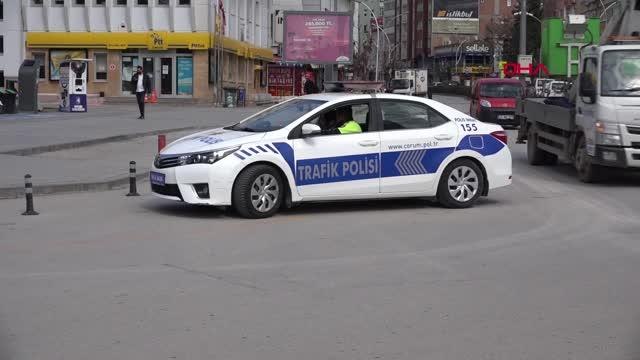 ÇORUM Çıplak ayak geldiği kontrol noktasında eşinin kendisini dövdüğünü söyleyip polise sığındı