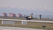 Türk Hava Kuvvetleri Komutanlığının akrobasi ekibi SOLOTÜRK'ün gösterisi büyük beğeni topladı