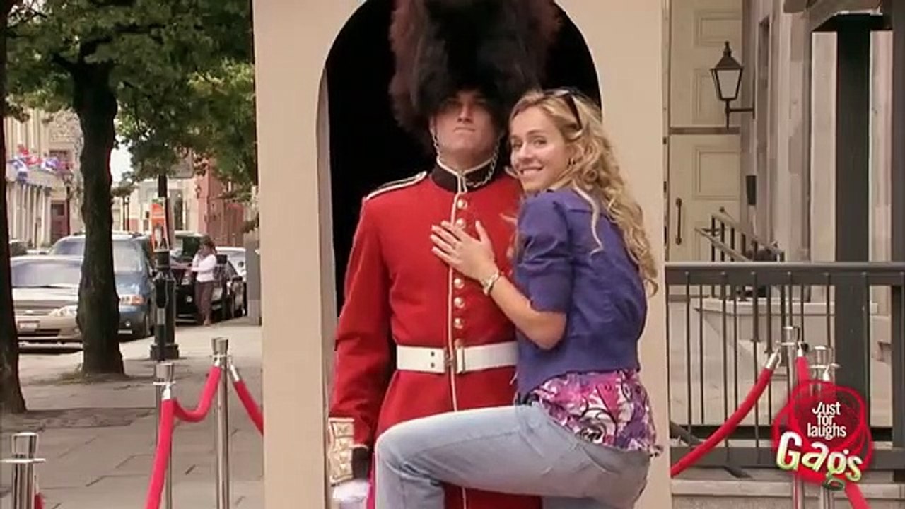 Tourist_And_British_Guard_Sexy_Time_Prank(360p)