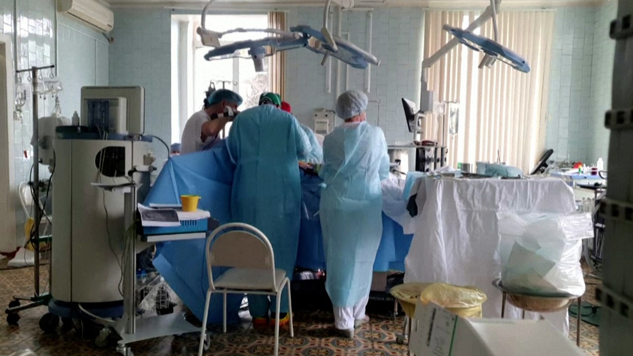 Russie : des chirurgiens opèrent à cœur ouvert un patient alors que leur clinique flambe