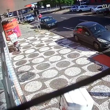 Vídeo mostra colisão entre dois veículos no centro de Umuarama