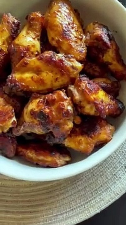 MY OWN VIDEO. CHICKEN WINGS WITH BBQ SAUCE