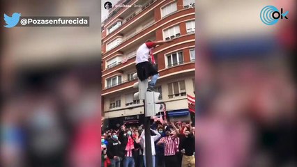 El vídeo más viral: un aficionado del Athletic se lanza al vacío desde un semáforo y se estampa contra el suelo