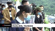 Il lutto delle famiglie delle vittime del disastro ferroviario a Taiwan